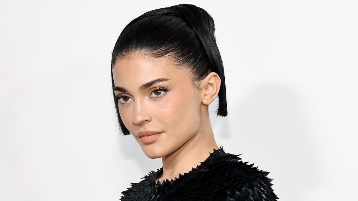Kylie Jenner marketing strategy showcasing her use of social media, influencer branding, and product promotion to build a global beauty empire