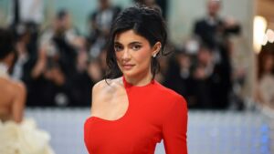 Kylie Jenner Net Worth insights with comparison to other beauty moguls and her billion-dollar brand growth