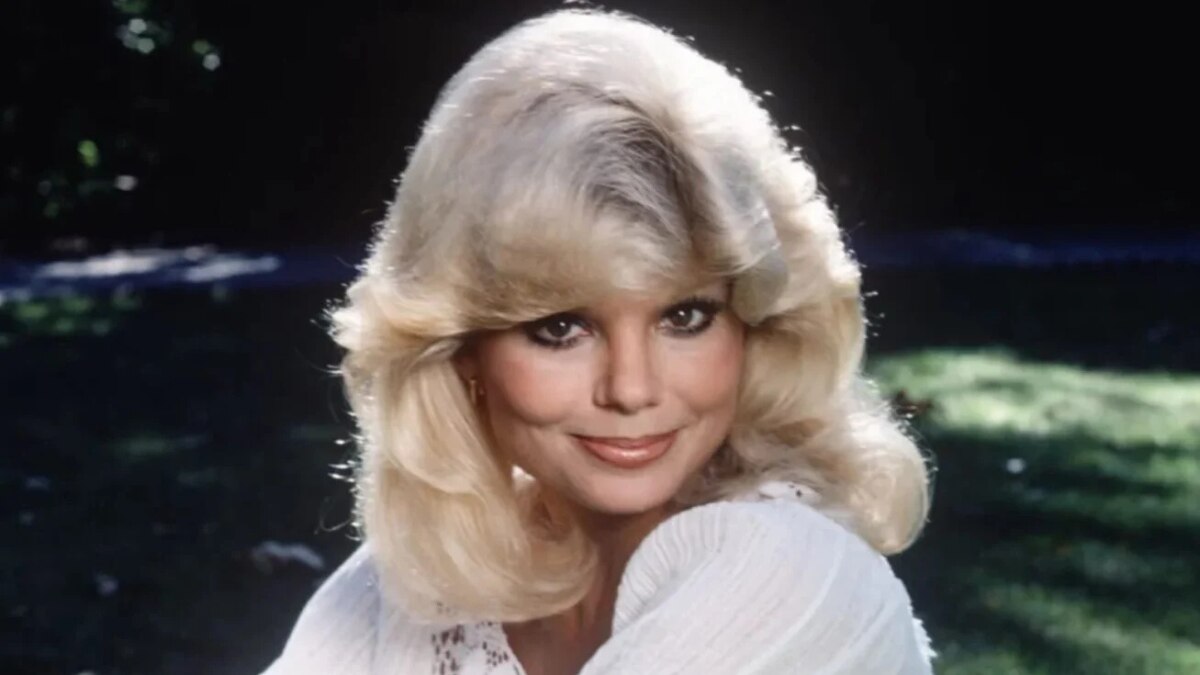 Loni Anderson in a classic 1970s pose as Jennifer Marlowe from WKRP in Cincinnati, symbolizing her enduring legacy in television history and influence on modern female TV roles.