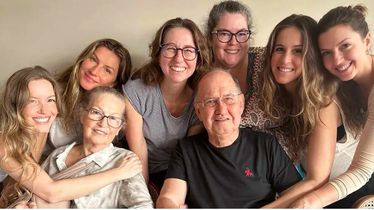 Gisele Bündchen Family – parents Valdir and Vânia with sisters Patricia, Raquel, Graziela, Gabriela, and Rafaela in Brazil