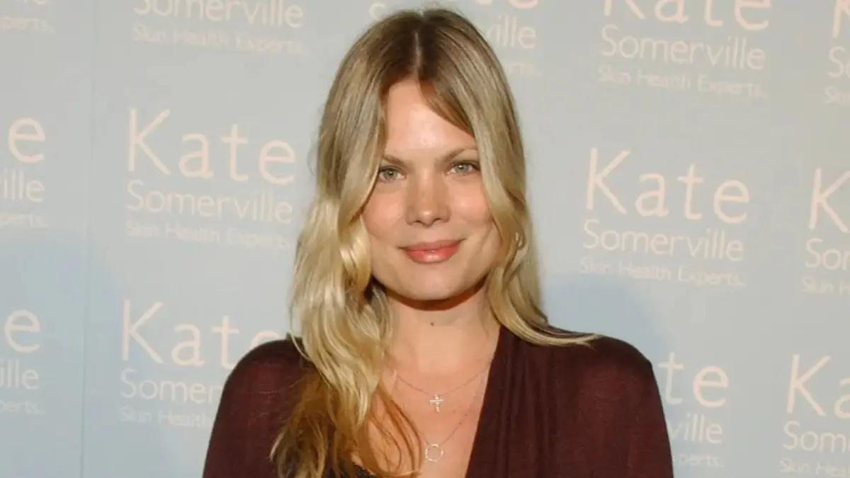 Kristen Zang Biography – 1990s Hollywood model, actress, and entrepreneur known for her relationship with Leonardo DiCaprio and her pet food brand Emma Lou’s in Oregon.