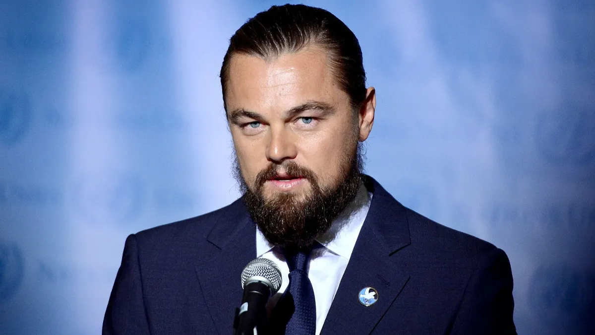 Leonardo DiCaprio Net Worth chart showing his $300 million fortune from films, investments, and real estate in 2025